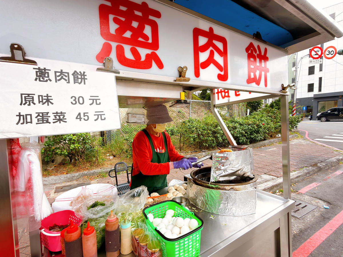 【高雄三民區】莊媽媽蔥肉餅|高速公路旁,在地人默默吃的下午點心|台式下午茶 - 第2張圖 高雄三民區 莊媽媽蔥肉餅