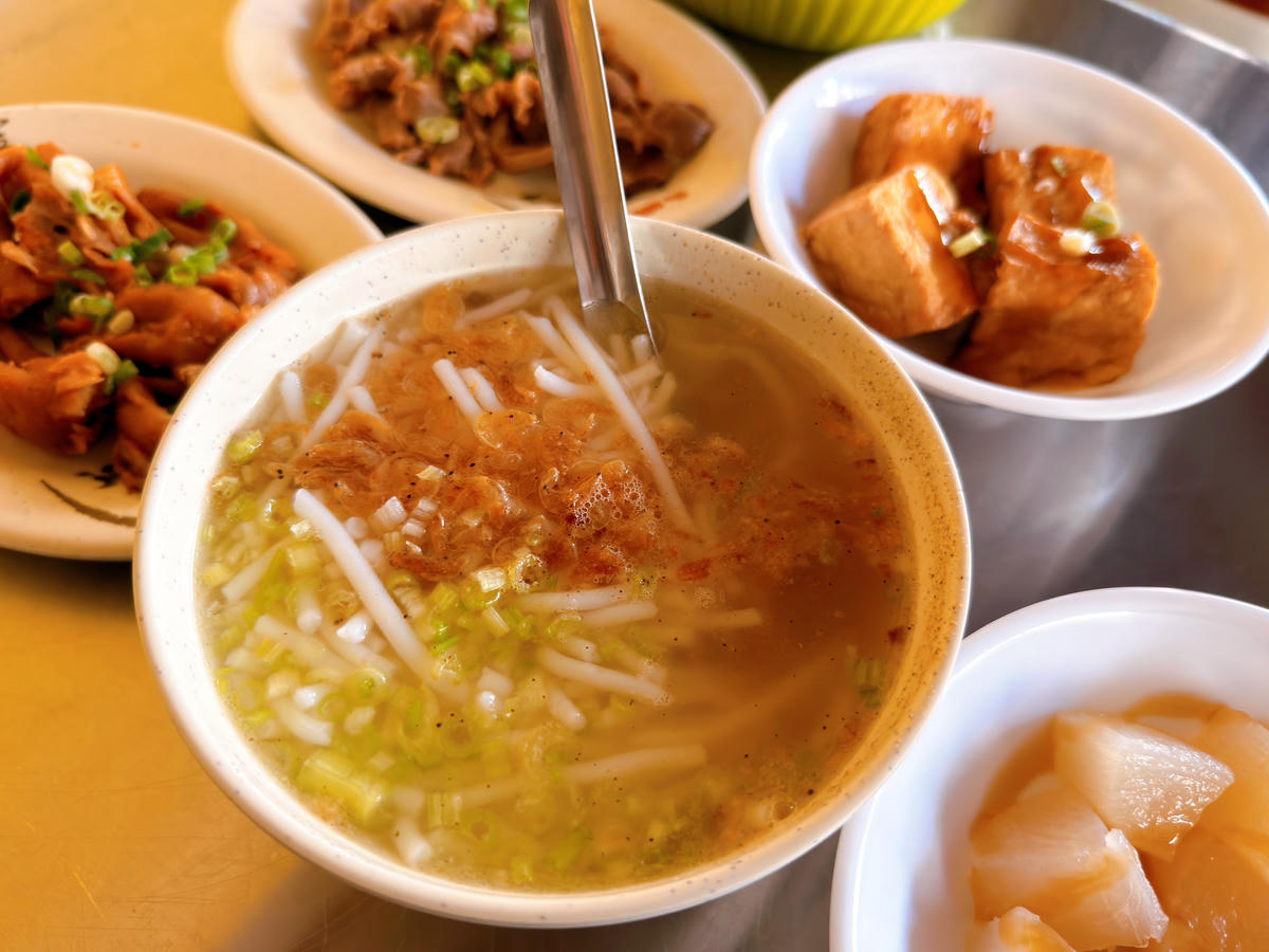 【高雄三民區美食】宝媽涼麵|涼麵醬汁清爽料多澎派+台北古早味米粉湯/高雄涼麵推薦 - 第24張圖 高雄三民區美食 宝媽涼麵