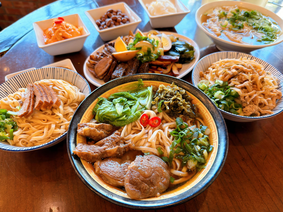 【高雄鳳山美食】江北食堂風味外省麵|湯乾淨麵有勁.最耐吃的手工外省麵/鳳山高中對面平日也客滿的外省麵 - 第15張圖 高雄鳳山 江北食堂風味外省麵