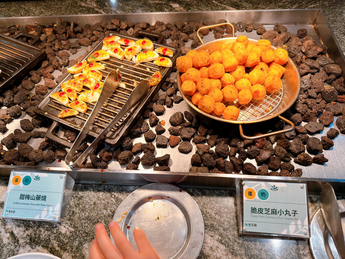 【高雄蔬食吃到飽】果然匯.高雄夢時代店|素食界的頂級Buffet.多國蔬食饗宴/一次吃遍世界的蔬食餐桌 - 第18張圖 果然匯 高雄夢時代店