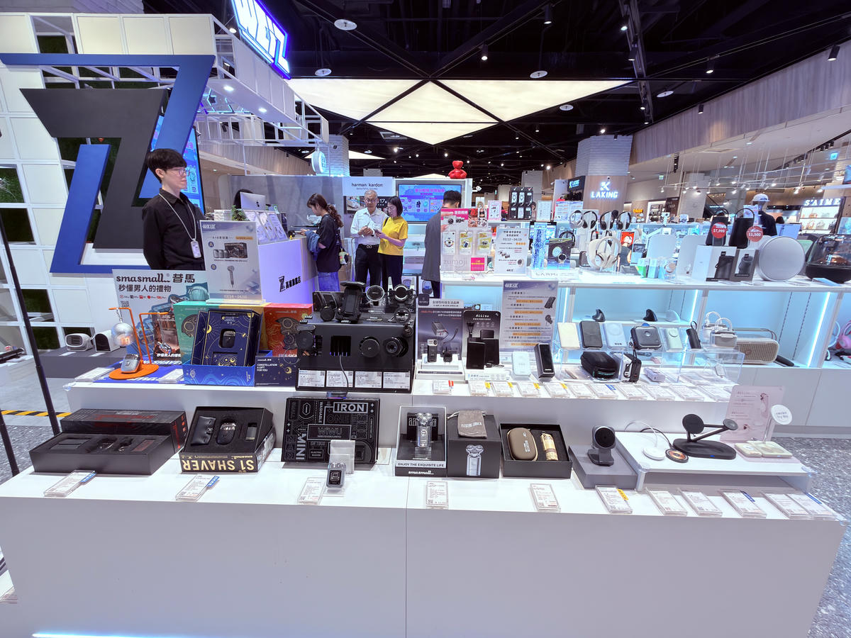 WEiZ高雄旗艦店 岡山樂購廣場