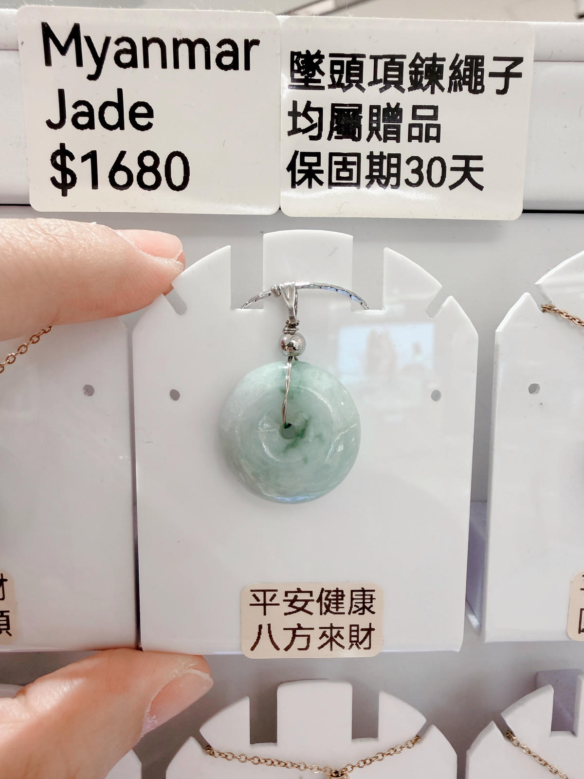 【高雄翡翠玉石推薦】璞瑱玉|夢時代百貨櫃位輕鬆逛,入門玉石其實沒有想像中難/高雄買玉石 / 高雄買翡翠 / 高雄時代百貨飾品 - 第9張圖 高雄璞瑱玉 夢時代店