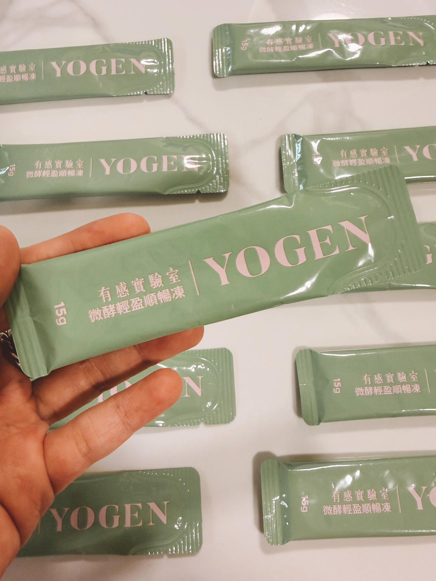 【小腹人必備】YOGEN有感實驗室微酵輕盈順暢凍開箱|旅行聚餐後的輕盈小幫手,80種蔬果發酵精華,油膩進去,順滑出來 - 第3張圖 YOGEN有感實驗室微酵輕盈順暢凍開箱